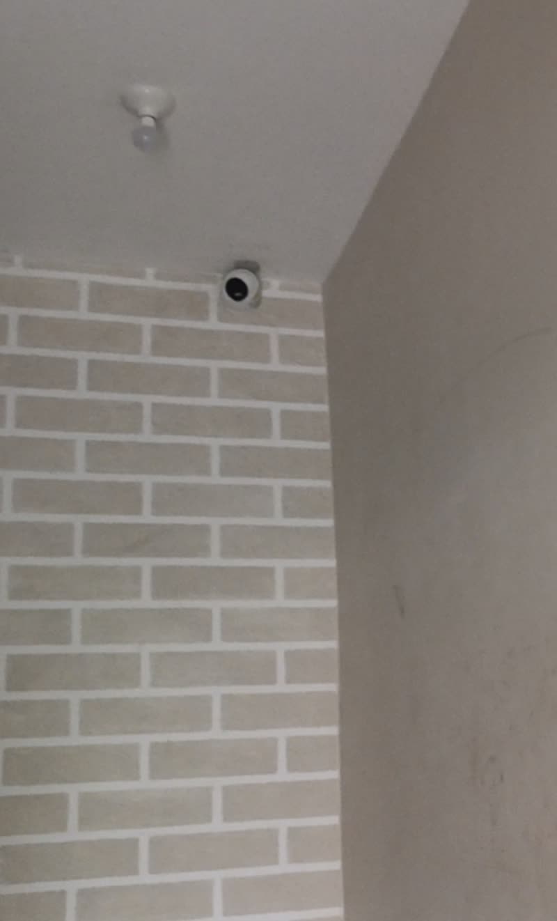 Cámara de seguridad instalada en pared interior