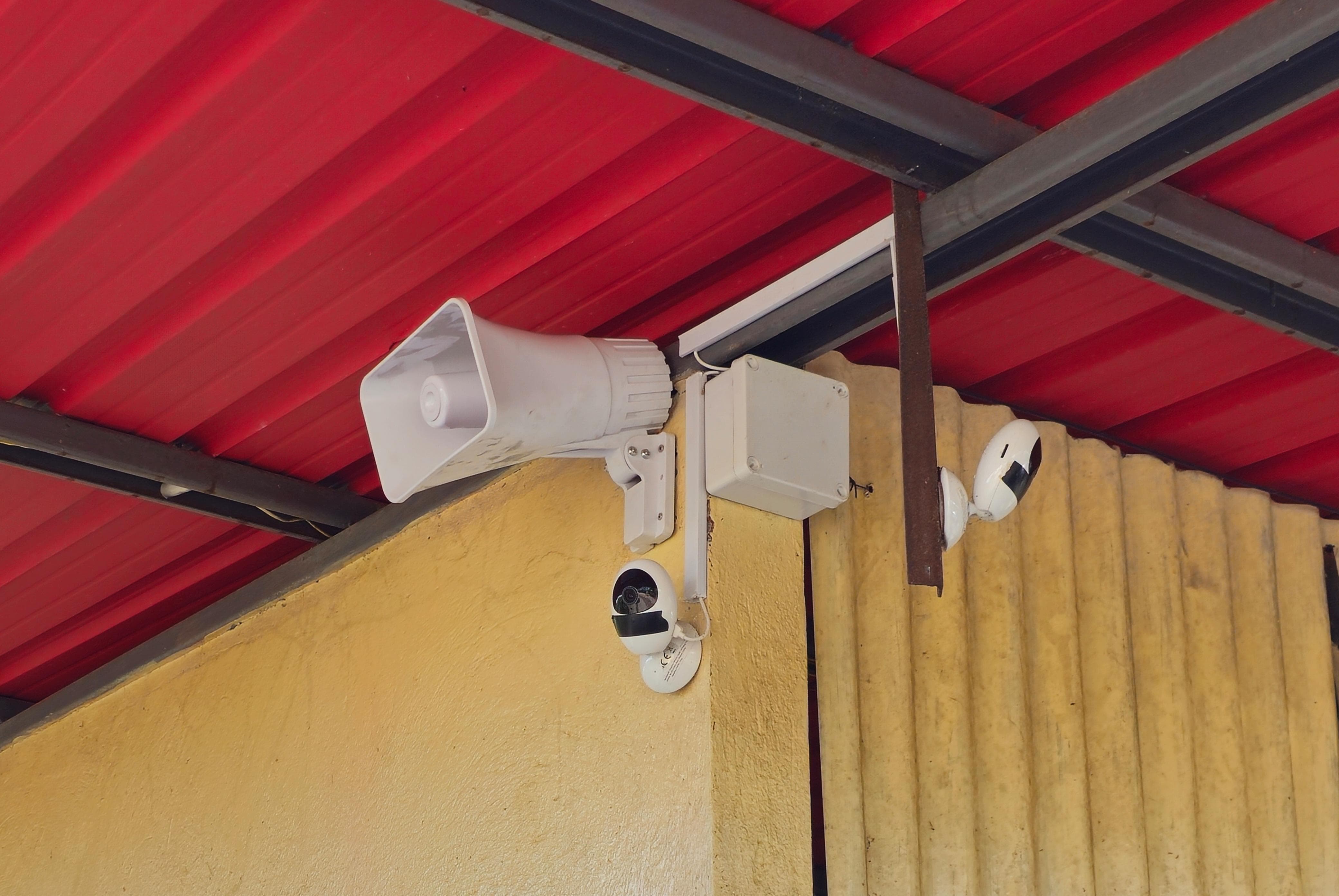 Sirena y cámara de alarma instaladas por RPC Soluciones