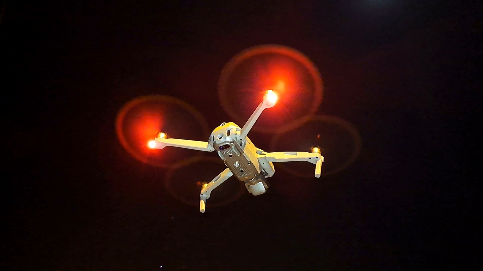 Drone de inspección de RPC Soluciones en vuelo nocturno